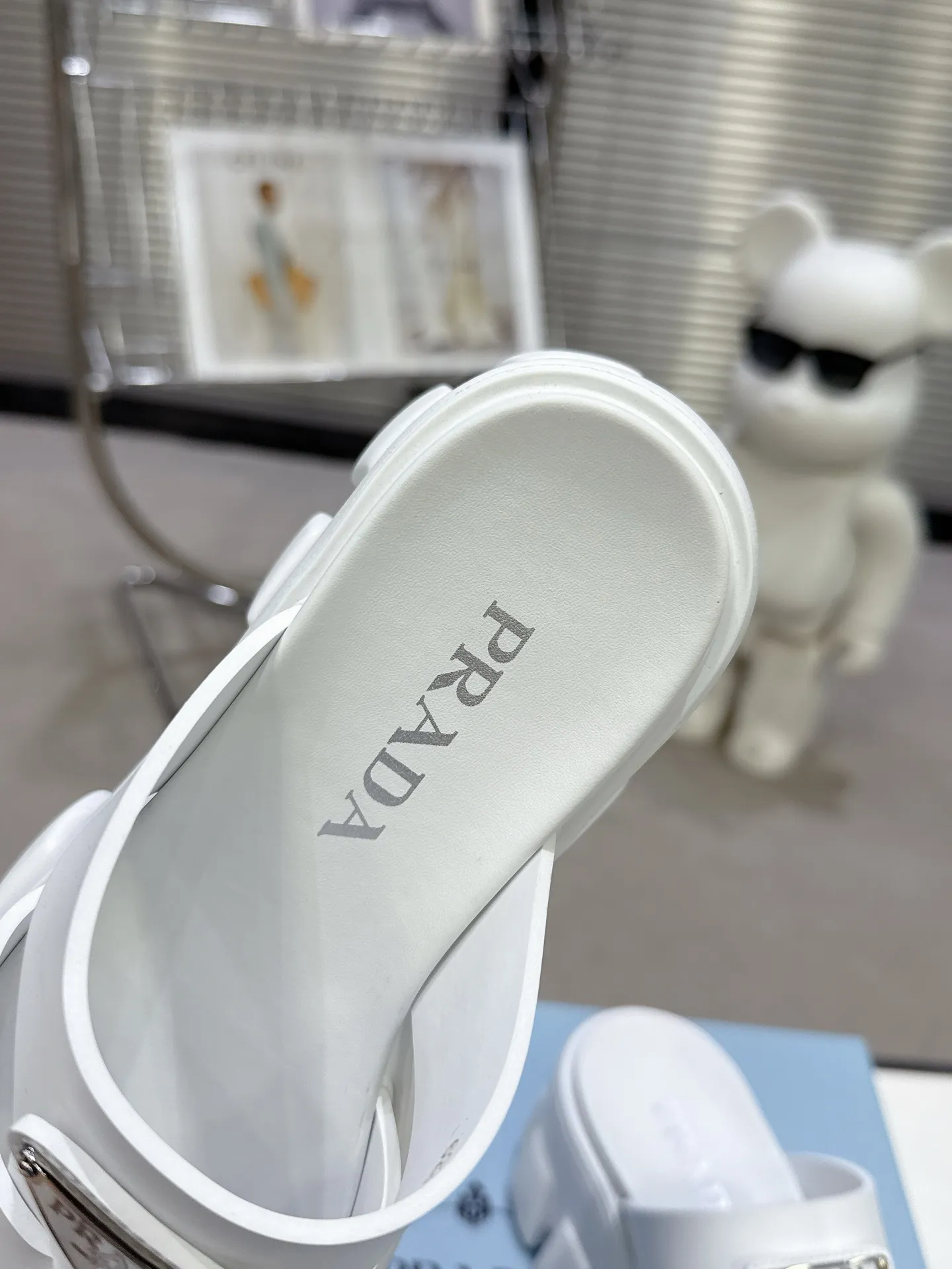 👟👟Ex-factory price 460👟👟 2025 exclusive version super hot🎊🎊🎊prada Prada triangular buckle sawtooth Roman thick-soled rubber foam ultra-light sandals are retro, fashionable and avant-garde, the upper perfectly restores the original craftsmanship, making the whole pair of shoes light and comfortable, full of holiday feel, bright colors💐💐💐💐 A variety of choices to satisfy fashionable people of different styles! The iconic metal triangle logo is paired with the shape of ancient beach sandals. Every design element is fashionable! Code number 35-40​